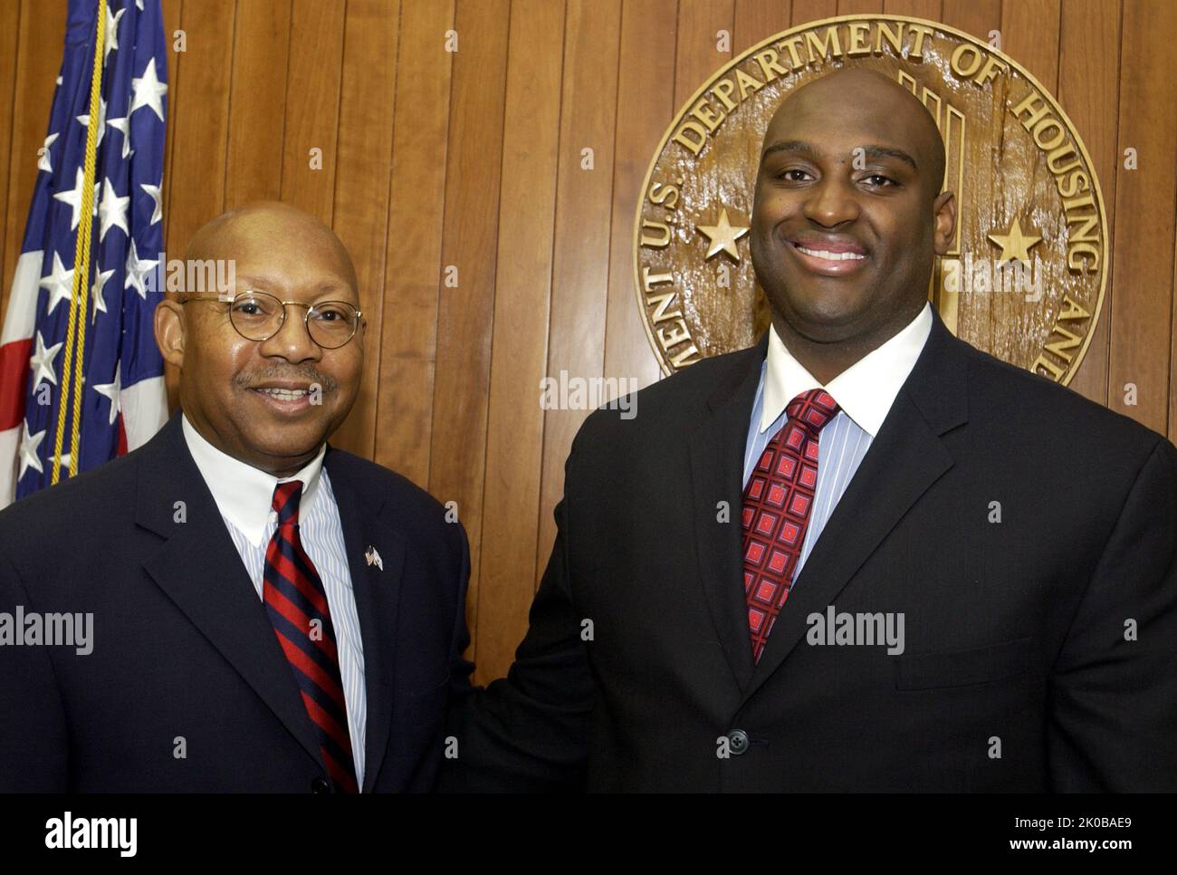 Le secrétaire Alphonso Jackson avec Rodney Bullard - le secrétaire Alphonso Jackson rencontre au siège de HUD avec Rodney Bullard, procureur spécial auprès de l'Agence des services juridiques de la Force aérienne, et 2005-2006 membre de la Maison Blanche. La secrétaire Alphonso Jackson avec Rodney Bullard sujet, la secrétaire Alphonso Jackson rencontre au siège de HUD avec Rodney Bullard, procureur spécial auprès de l'Agence des services juridiques de la Force aérienne, et 2005-2006 membre de la Maison Blanche. Banque D'Images