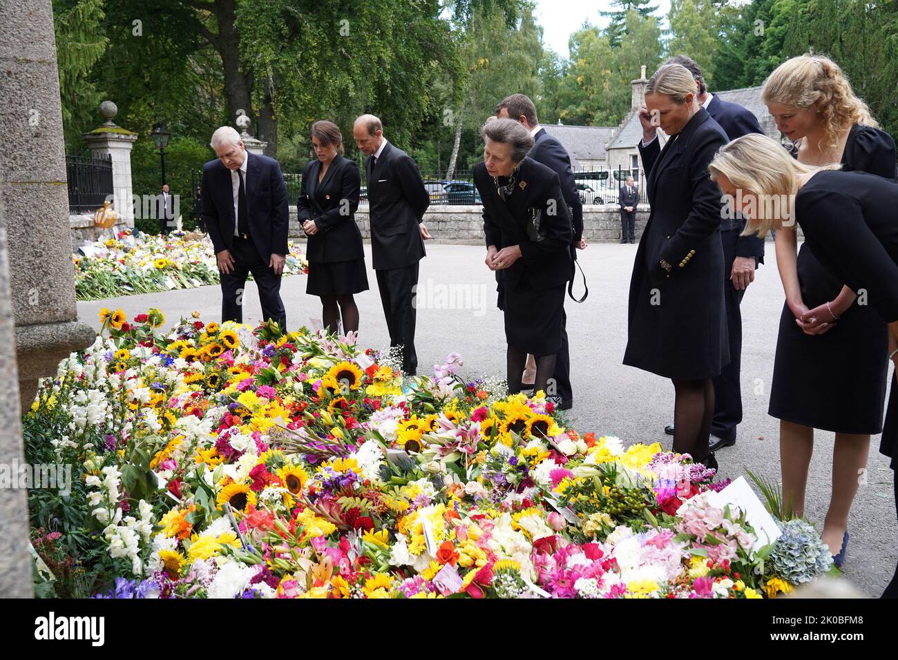 Ballater, Écosse, Royaume-Uni. 11th septembre 2022. Prince Andrew de Grande-Bretagne, duc de York (L), Prince Edward de Grande-Bretagne, comte de Wessex, (obscurci), princesse Anne de Grande-Bretagne, Princesse Royal (3L), Peter Phillips (4L), Zara Phillips (5L), Vice-amiral Timothy Laurence (C), princesse Eugénie de York, princesse Beatrice de York (cachée), Sophie de Grande-Bretagne, comtesse de Wessex, Et la dame Louise Windsor, en Grande-Bretagne, regarde les fleurs placées à l'extérieur du château de Balmoral à Ballater, en Écosse, samedi, 10 septembre 2022. Crédit : UPI/Alay Live News Banque D'Images
