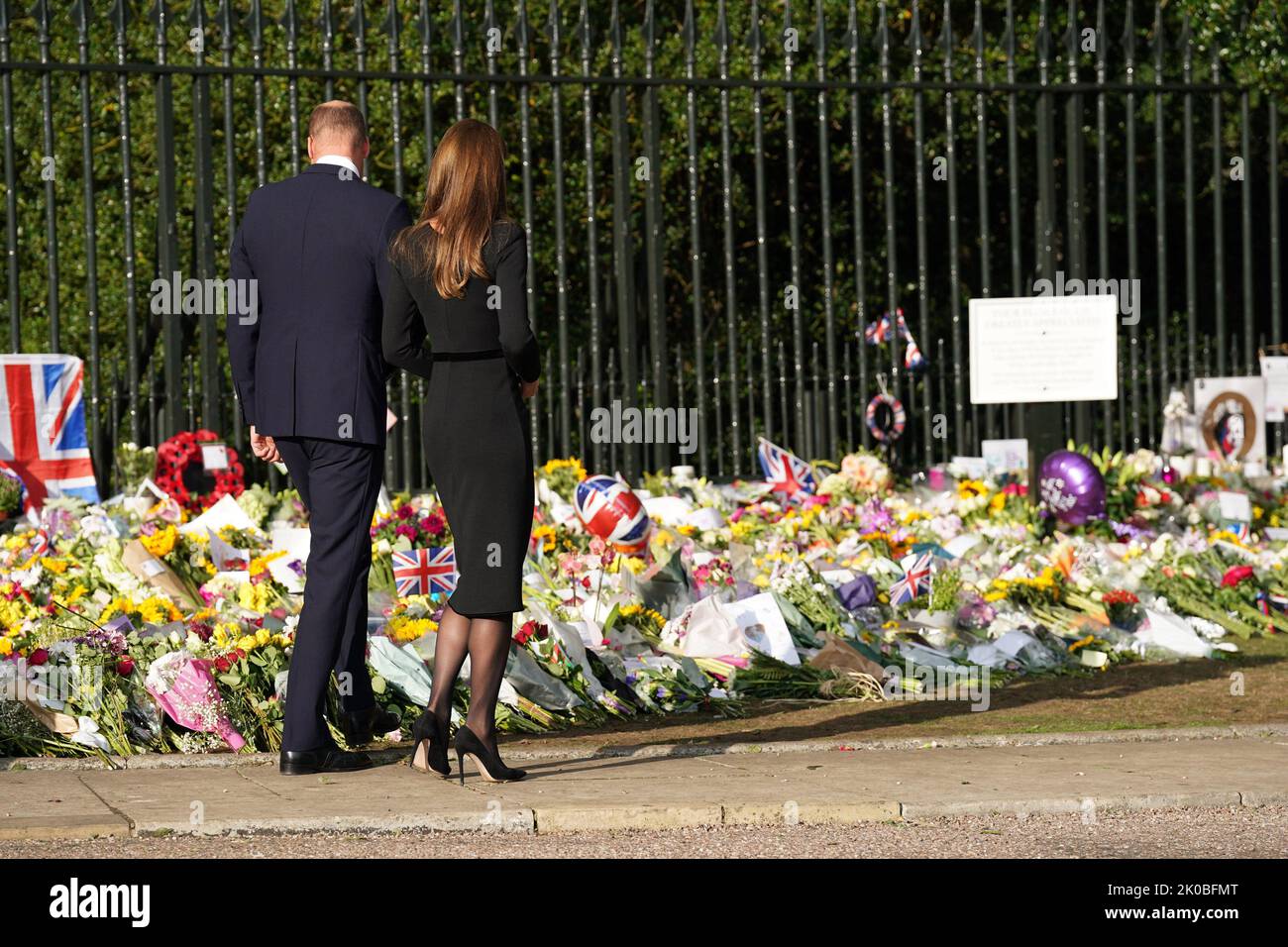 Windsor, Royaume-Uni. 11th septembre 2022. Le prince William, prince de Galles, (L) de Grande-Bretagne et sa femme Catherine, princesse de Galles, regardent les hommages floraux rendus par les membres du public lors de la longue promenade au château de Windsor samedi sur 10 septembre 2022. Le roi Charles III s'est engagé à suivre l'exemple de sa mère de « service à vie » dans son discours inaugural à la Grande-Bretagne et au Commonwealth vendredi, après avoir pris la direction du trône après la mort de la reine Elizabeth II sur 8 septembre. Photo par photo par la famille royale/ crédit: UPI/Alay Live News Banque D'Images