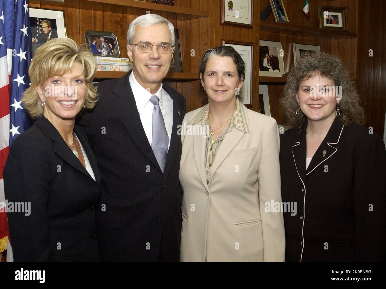 Visite de HUD par les familles en transition. Visite au HUD par les familles en transition sujets des responsables, secrétaire Alphonso Jackson, secrétaire adjoint Roy Bernardi, Et la secrétaire adjointe à la planification et au développement communautaires Pamela Patenaude qui reçoit la visite au siège de HUD de représentants de familles en transition (FIT), un organisme sans but lucratif basé au New Hampshire qui fournit aux familles sans abri des logements de transition et des services de soutien. Maureen Bauregard, présidente DE FIT, Stephanie Savard, vice-présidente, et Susan Underhill, membre du conseil d'administration, sont les invités à visiter HUD. Banque D'Images