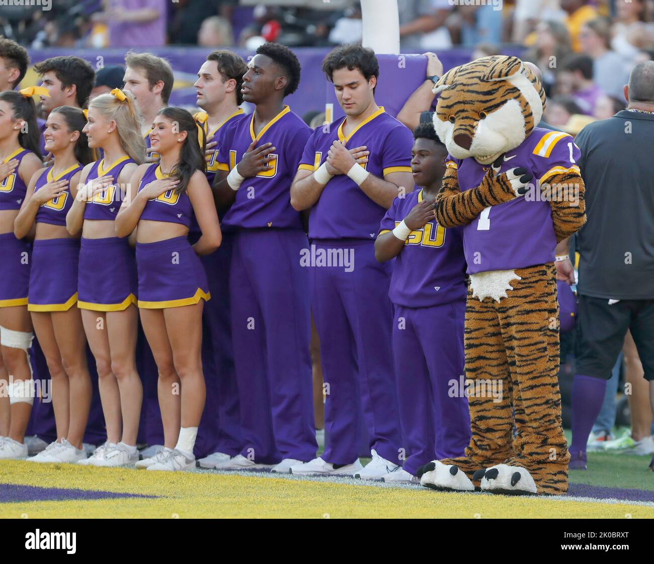 Baton Rouge, États-Unis. 10th septembre 2022. Mike le Tigre avec le reste des cheerleaders du Tigre LSU, tous se tiennent pour l'hymne national lors d'un match de football universitaire au stade du tigre à bâton Rouge, Louisiane, samedi, 10 septembre 2022. (Photo de Peter G. Forest/Sipa USA) crédit: SIPA USA/Alay Live News Banque D'Images