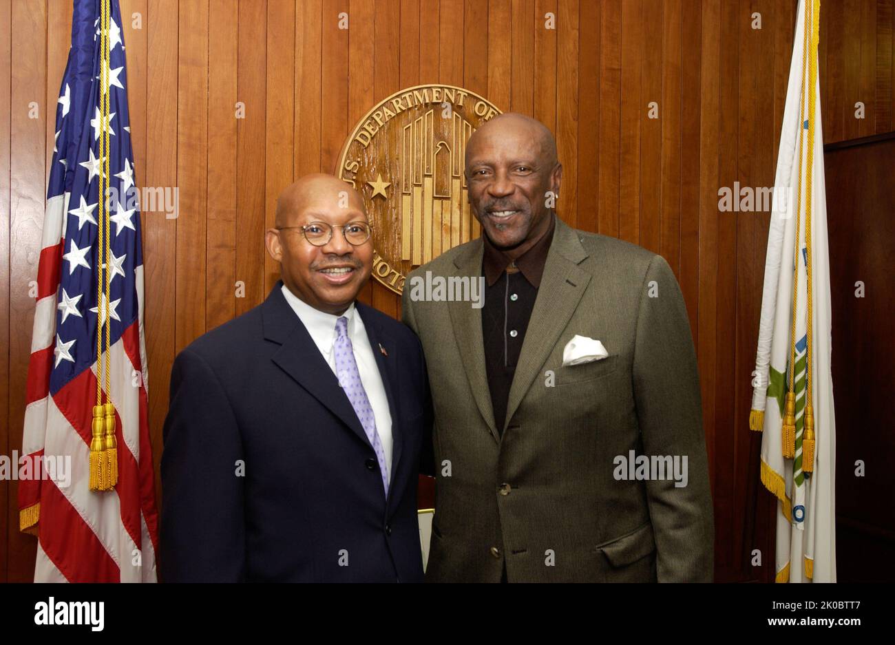 Le secrétaire Alphonso Jackson avec Lou Gossett, Jr. Le secrétaire Alphonso Jackson avec Lou Gossett, Jr. Subject, le secrétaire Alphonso Jackson et les aides recevant la visite au siège de HUD de l'acteur Lou Gossett Jr Banque D'Images