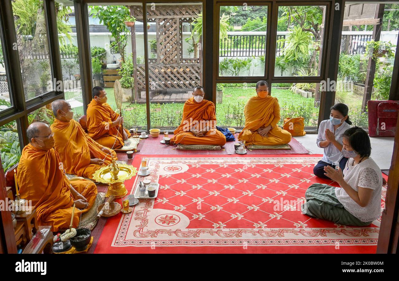 Bangkok, Thaïlande. 09th septembre 2022. Les dévotés offrant des prières pendant la cérémonie de bénédiction. Les moines bouddhistes thaïlandais exécutent une cérémonie de bénédiction "Tam Boon" dans une nouvelle entreprise ouverte - café 123 dans le centre de Bangkok. Cinq moines font le mérite en exécutant des chants rythmiques et des bougies qui coulent la cire dans un bol d'eau sainte, apportant la chance à l'établissement. Crédit : SOPA Images Limited/Alamy Live News Banque D'Images