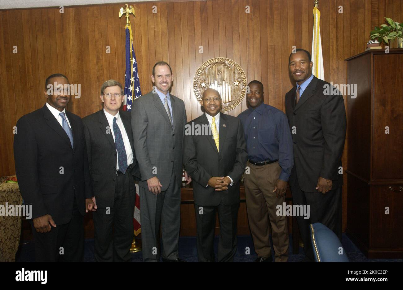 Secrétaire Alphonso Jackson avec Charles Mann. Secrétaire Alphonso Jackson avec Charles Mann sujet, visite de l'ancienne star de football de Washington Redskins Charles Mann au siège de HUD, avec le Secrétaire Alphonso Jackson hôte. Banque D'Images