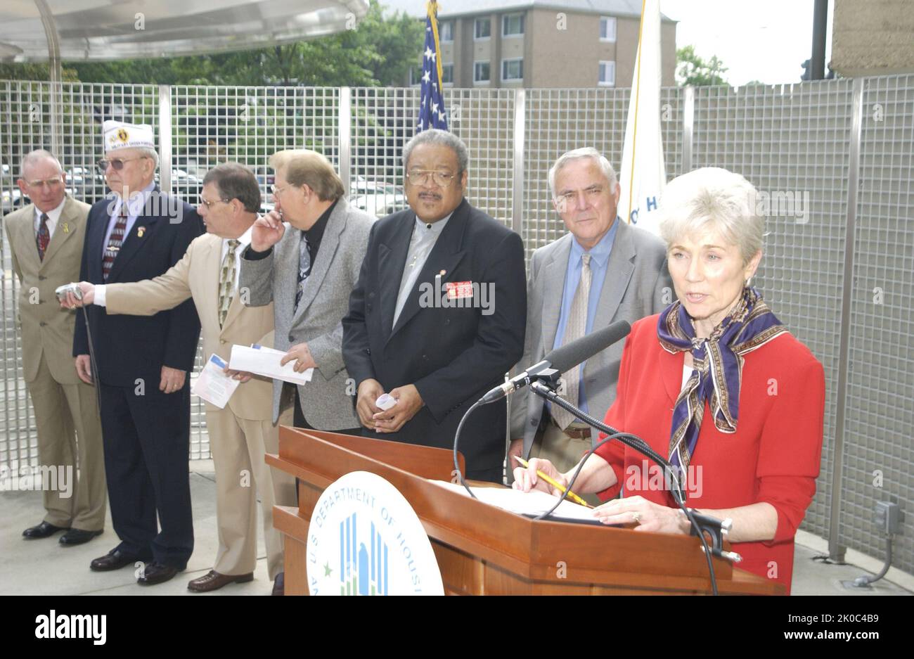 Cérémonie du jour du souvenir HUD. Sujet de la cérémonie du jour du souvenir HUD, cérémonie de levée de drapeau du jour du souvenir HUD, en hommage aux morts, aux prisonniers de guerre et aux disparus en action, avec des conférenciers Gene Overstreet, Patricia Carlile et Richard L. Spinelli. Banque D'Images