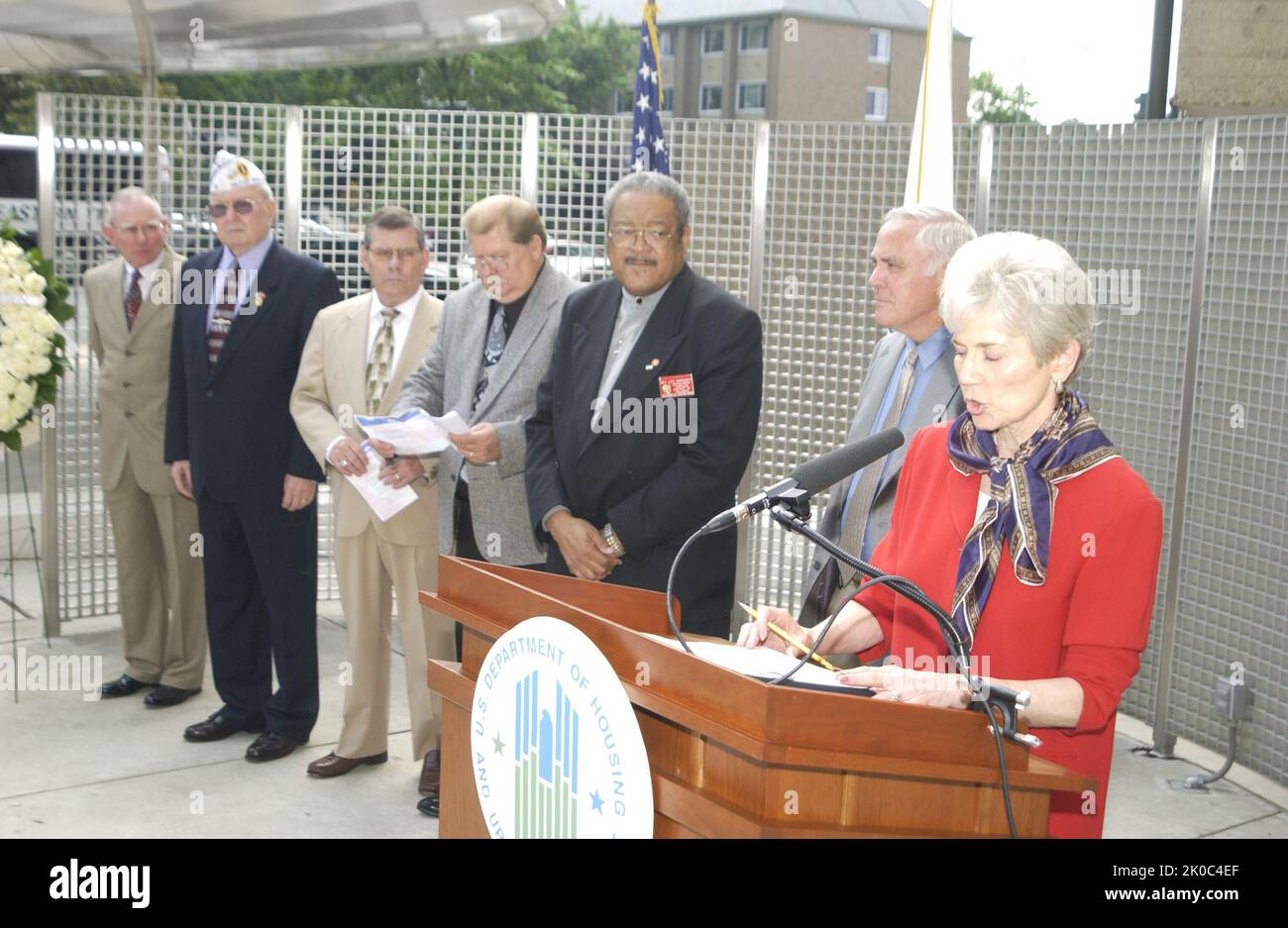 Cérémonie du jour du souvenir HUD. Sujet de la cérémonie du jour du souvenir HUD, cérémonie de levée de drapeau du jour du souvenir HUD, en hommage aux morts, aux prisonniers de guerre et aux disparus en action, avec des conférenciers Gene Overstreet, Patricia Carlile et Richard L. Spinelli. Banque D'Images