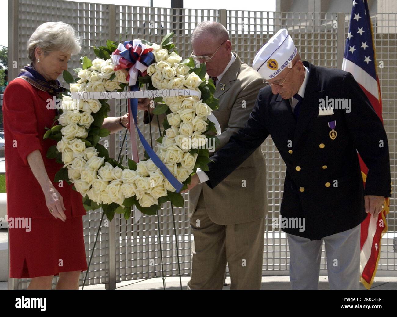 Cérémonie du jour du souvenir HUD. Sujet de la cérémonie du jour du souvenir HUD, cérémonie de levée de drapeau du jour du souvenir HUD, en hommage aux morts, aux prisonniers de guerre et aux disparus en action, avec des conférenciers Gene Overstreet, Patricia Carlile et Richard L. Spinelli. Banque D'Images