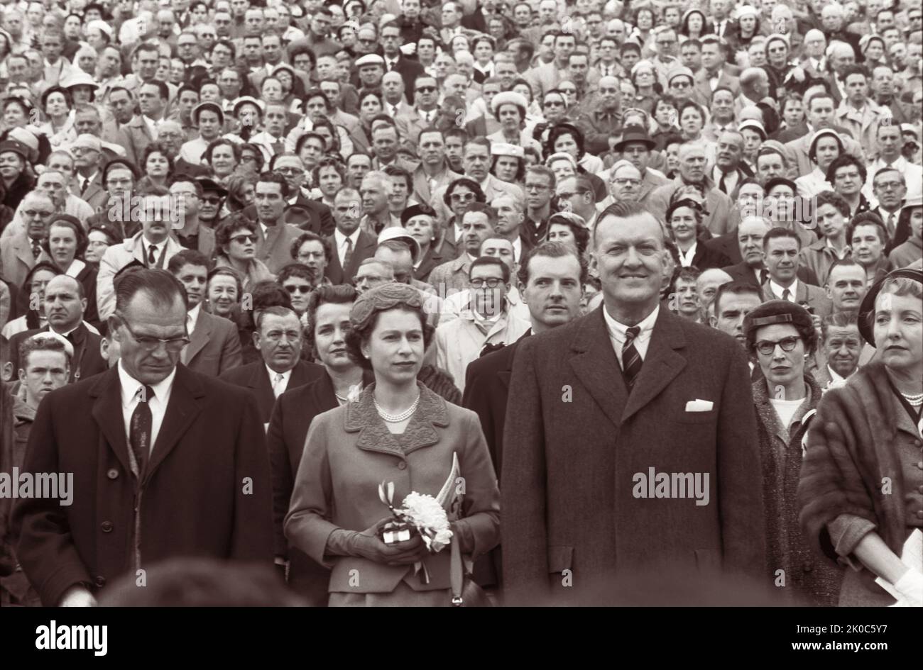 La reine Elizabeth II avec le gouverneur du Maryland Theodore McKeldin (à droite) et le président de l'Université du Maryland Wilson Homer 'Bull' Elkins (à gauche), à un match de football de Maryland Terrapins vs. The North Carolina Tar Heels à College Park, Maryland. (ÉTATS-UNIS) Banque D'Images