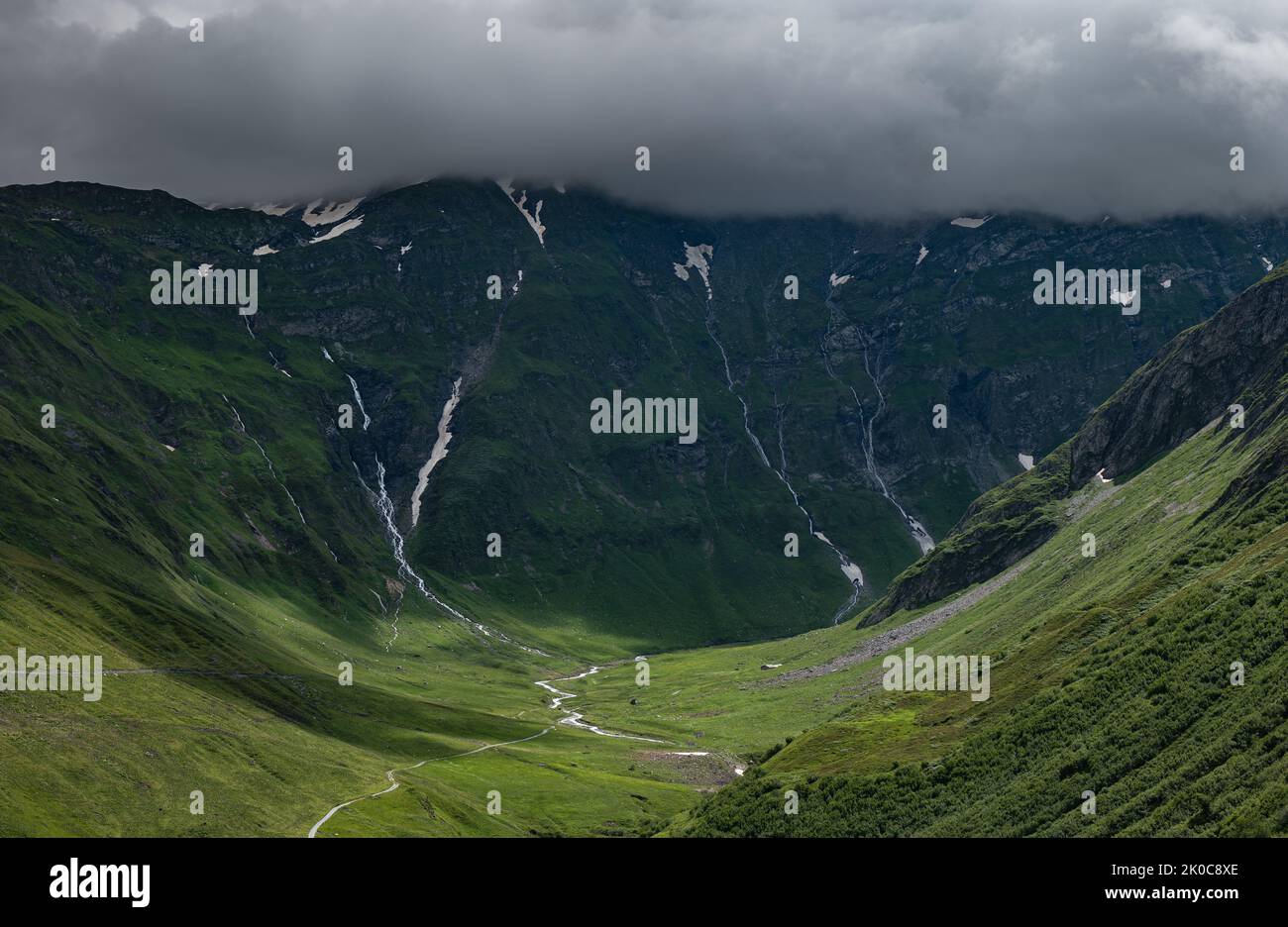 vallée suisse verte sous les nuages Banque D'Images