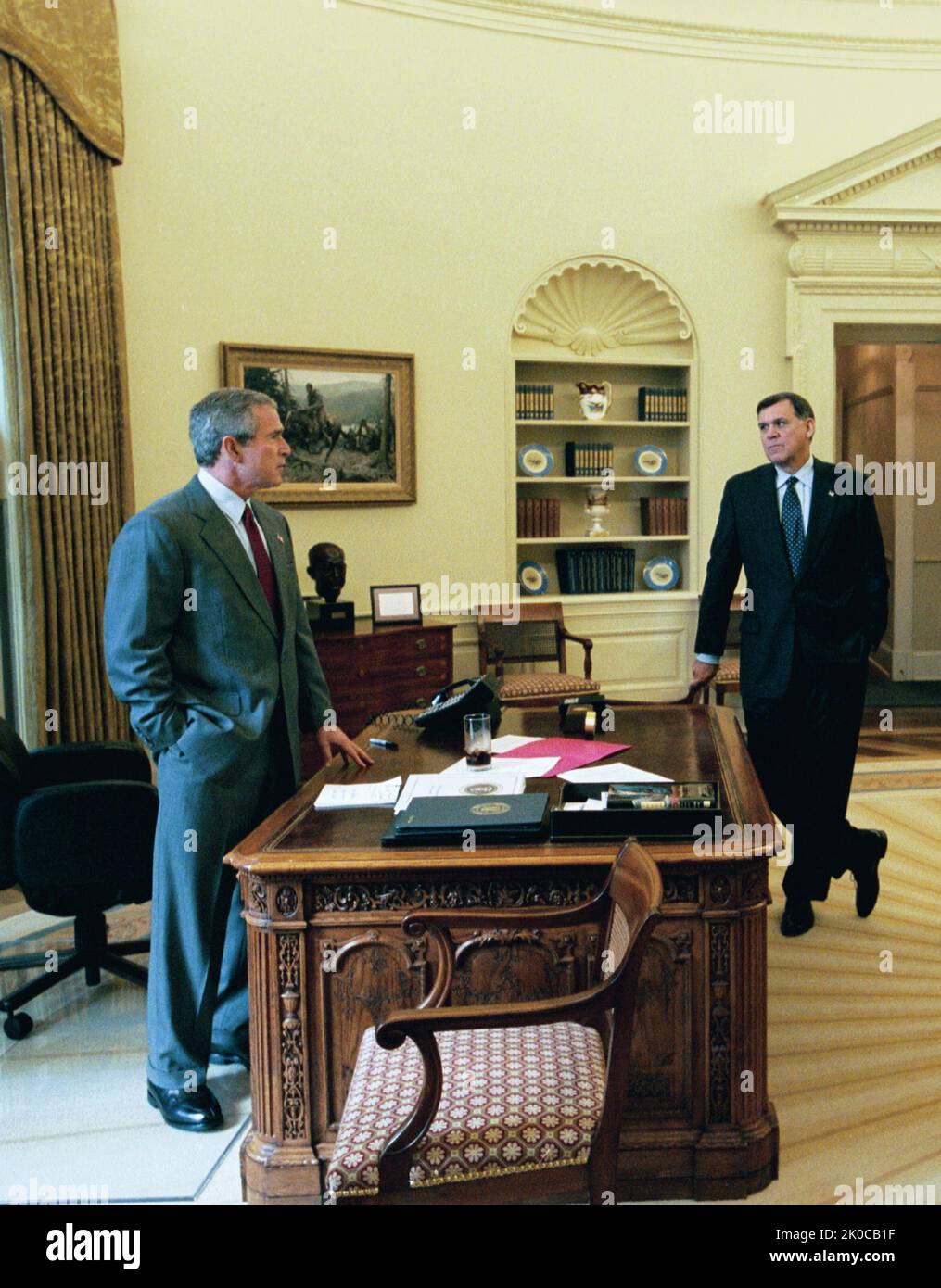 P34434-19.jpg. Le secrétaire Mel Martinez à la Maison Blanche annonce de l'initiative de Cuba sujet, le secrétaire Mel Martinez avec le président George W. Bush, le secrétaire d'État Colin Powell à la Maison Blanche Rose Garden annonce de l'initiative de Cuba-- Présentation au Congrès de la Tobacco Patriot and assistance Act de 2003, prévoyant des subventions à la production et à la formation ainsi que des allégements fiscaux destinés à relancer la production américaine de cigares pour concurrencer les importations cubaines et réduire la rentabilité de cet important secteur économique pour le régime Fidel Castro. Banque D'Images