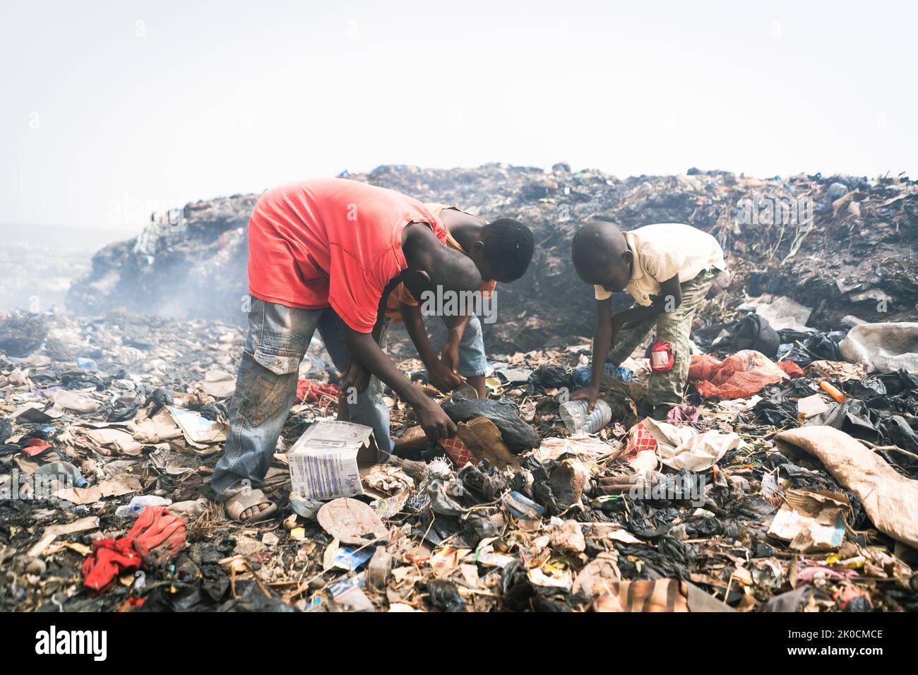 Enfants africains de taudis qui travaillent dans une décharge pour gagner leur vie; gestion informelle des déchets; concept d'économie de recyclage Banque D'Images