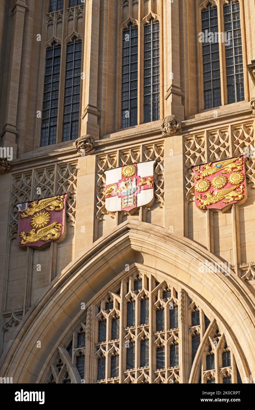 Pierres au-dessus de la porte du Wills Memorial Building à l'Université de Bristol à Brostol, Royaume-Uni Banque D'Images