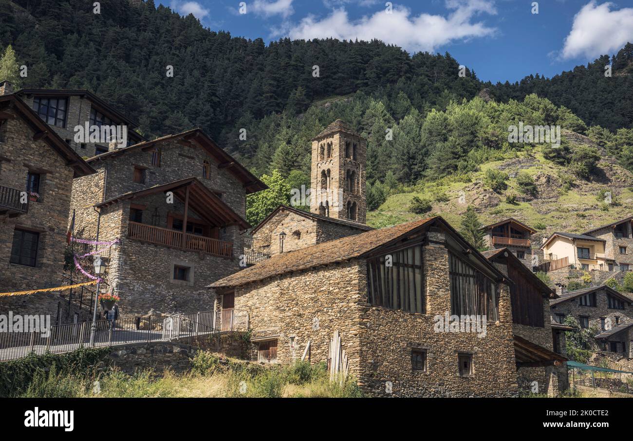 Le village de Pal avec l'église romane en Andorre Banque D'Images