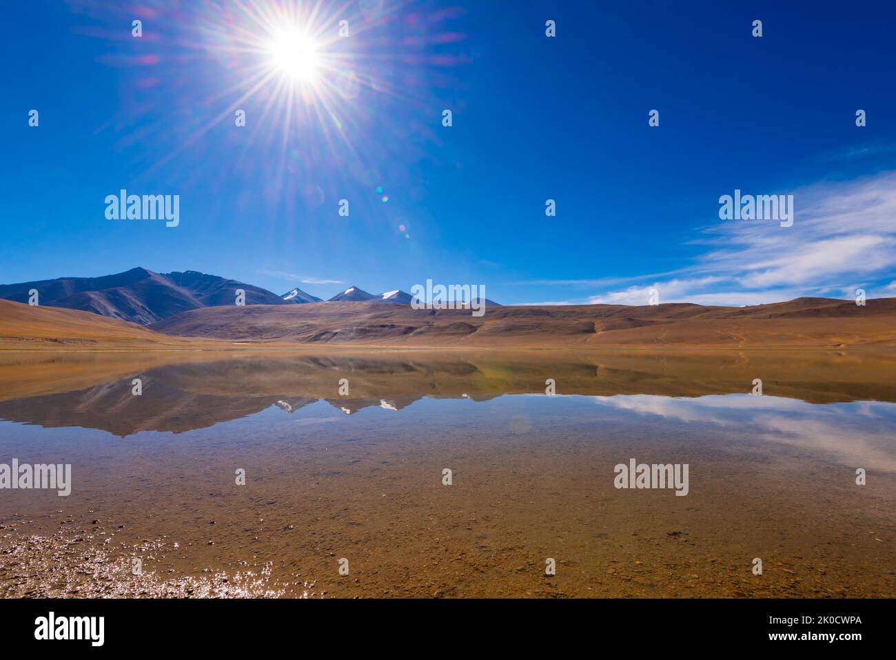 Une réflexion en début de matinée sur les coups de soleil et les étoiles dans l'un des lacs de la réserve humide de TSO Moriri, dans la région de Changthang, au Ladakh, en Inde. Banque D'Images