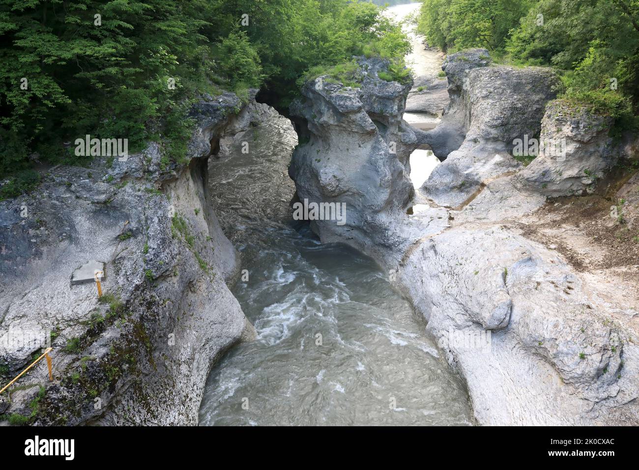 Vue sur la gorge profonde de Khadzhokh avec des rochers blancs, Adygea Banque D'Images