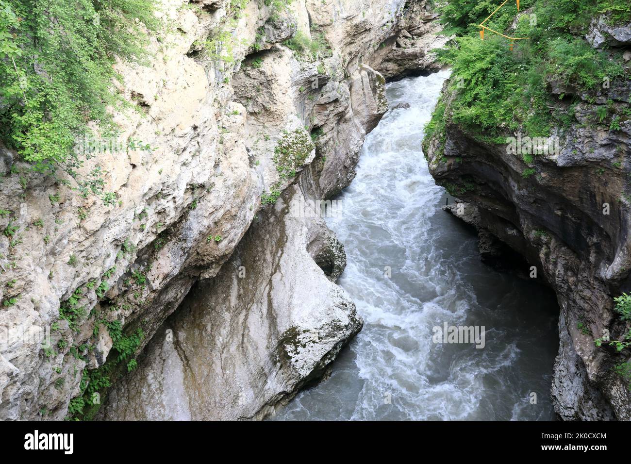 Vue sur la rivière Belaya dans la gorge de Khadzhokh en été, Adygea Banque D'Images