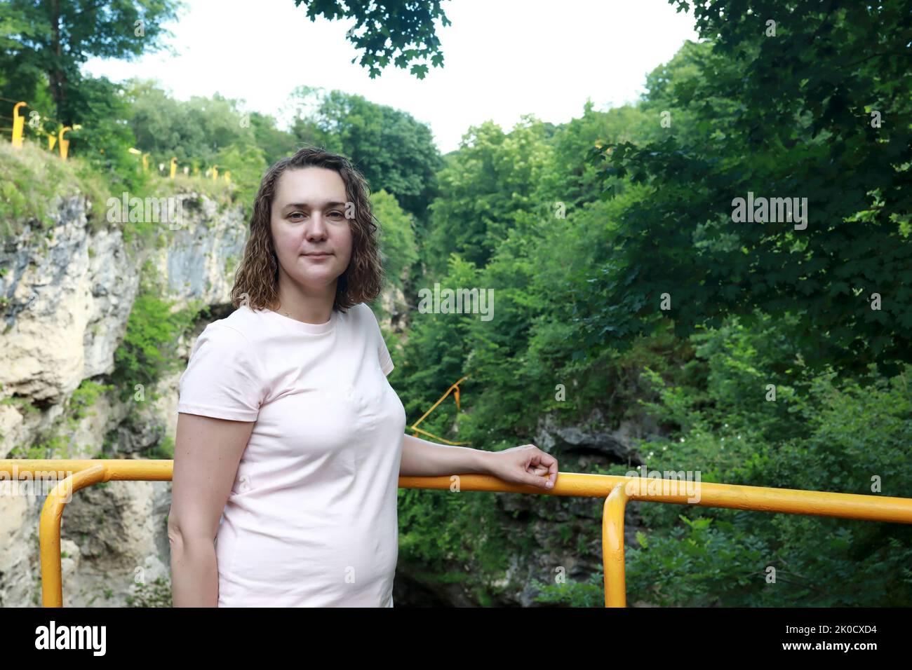 Femme posant dans la gorge de Khadzhokh en été, Adygea Banque D'Images