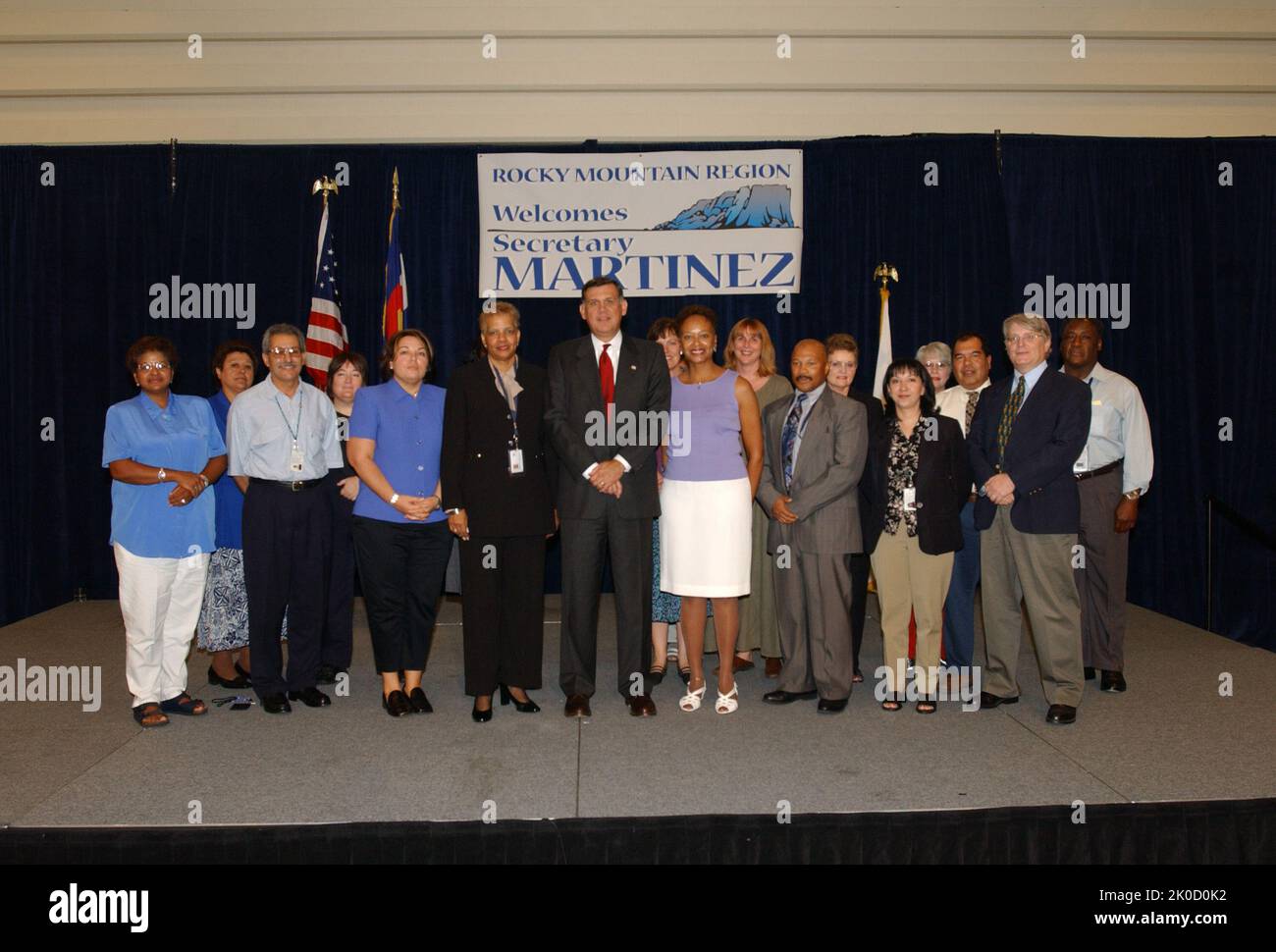 Le secrétaire Mel Martinez à Denver, Colorado. Secrétaire Mel Martinez à Denver, Colorado sujet, Secrétaire Mel Martinez en visite à Denver, Colorado, rencontre avec le personnel local de HUD. Banque D'Images