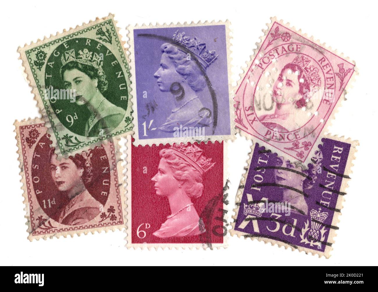 Un montage de timbres-poste de Grande-Bretagne avec la reine Elizabeth II sur fond blanc. Banque D'Images