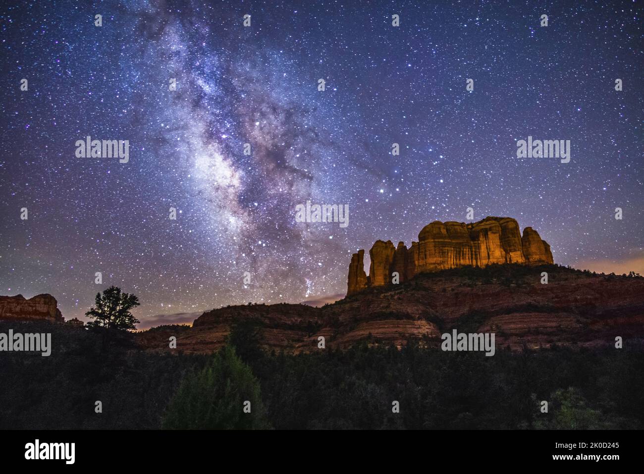 Milky Way au-dessus de Cathedral Rock, Sedona, Arizona, États-Unis Banque D'Images