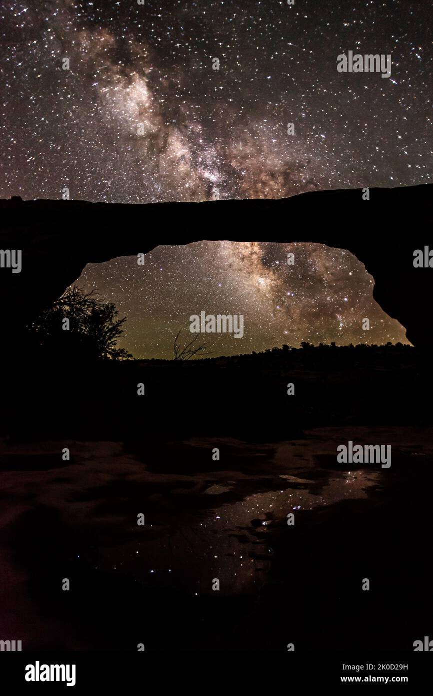 Owachomo Silhouette avec une voie lactée et des réflexions d'étoiles Banque D'Images