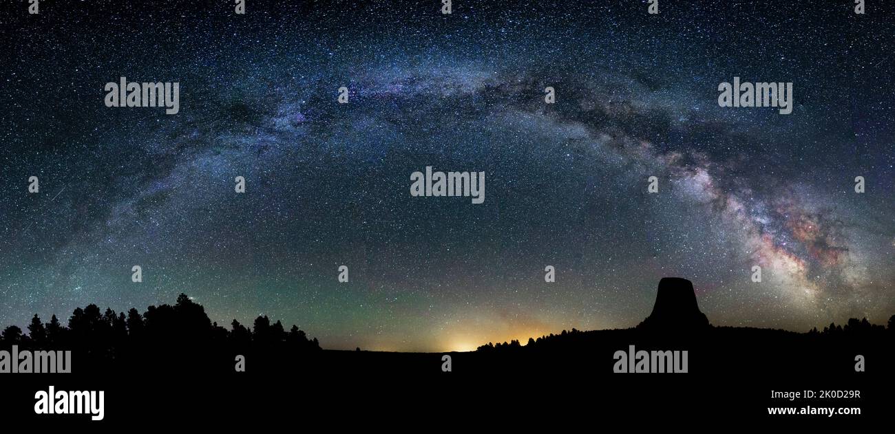 Milky Way qui s'arque au-dessus de Devils Tower, Wyoming, États-Unis Banque D'Images