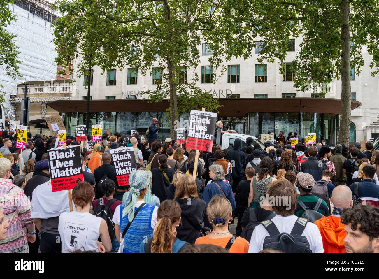 Black Lives Matter manifestation qui a lieu à l'extérieur de New Scotland Yard provoquée par la fusillade de la police de Chris Kaba, une victime non armée. Les manifestants BLM Banque D'Images