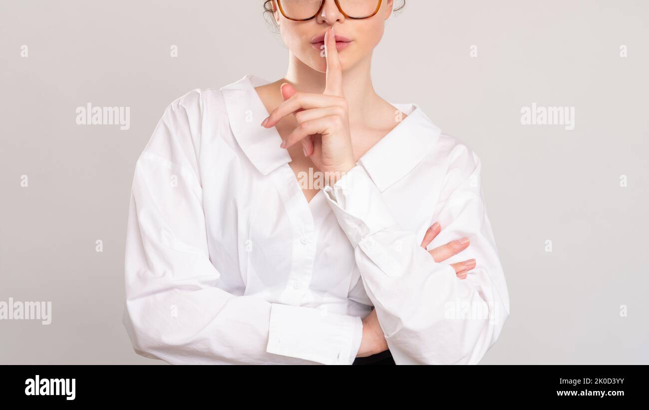 femme succès secret femme mystère shush geste Banque D'Images