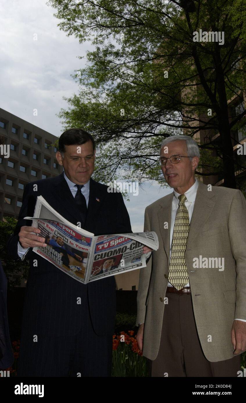 Le secrétaire Mel Martinez à l'événement anniversaire de bombardement d'Oklahoma City. Le secrétaire Mel Martinez à l'occasion de l'anniversaire de bombardement d'Oklahoma City sujet de l'événement, le secrétaire Mel Martinez à l'événement du siège de HUD marquant l'anniversaire de l'attentat à la bombe perpétré en 1995 dans l'édifice fédéral Alfred P. Murrah à Oklahoma City, Oklahoma. Banque D'Images