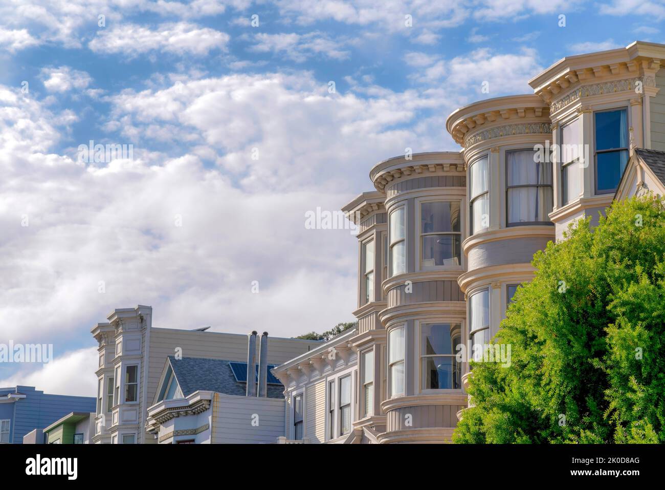 Vue de la partie supérieure extérieure des maisons de ville de San Francisco, Californie. Différentes conceptions extérieures résidentielles de style traditionnel et victorien Banque D'Images