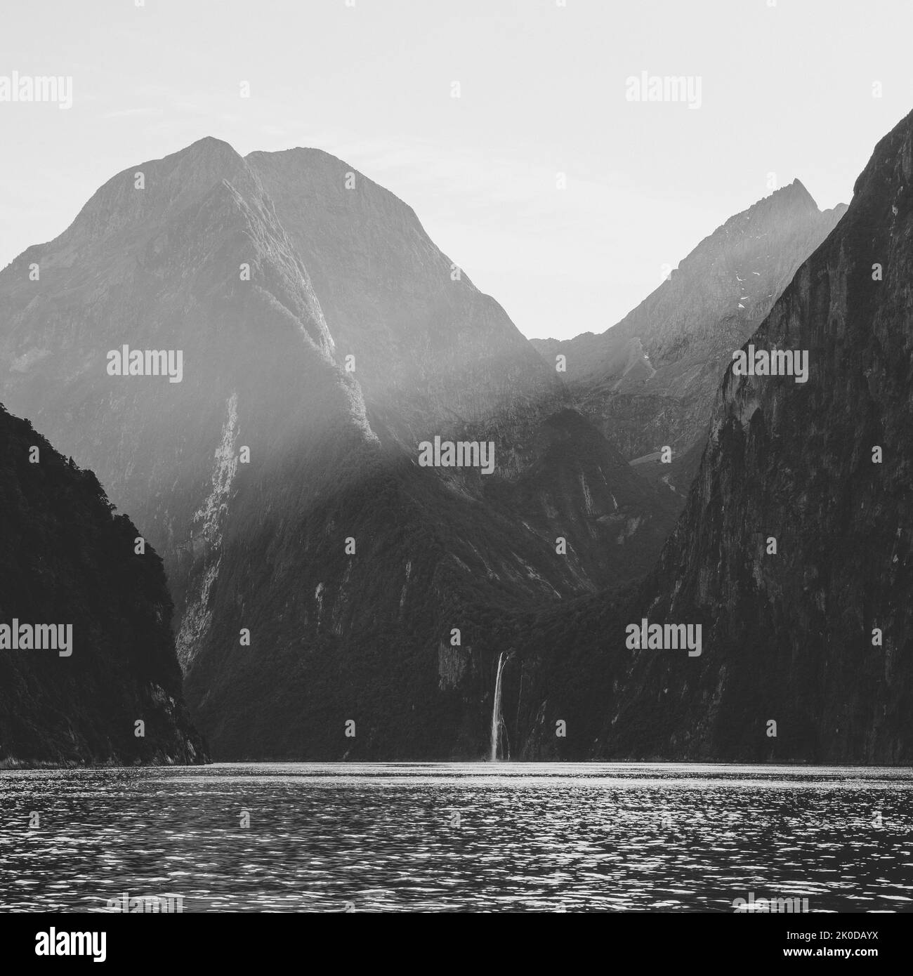 Majestic Stirling Falls, Milford Sound, parc national Fiordland, South Island, Nouvelle-Zélande. Banque D'Images