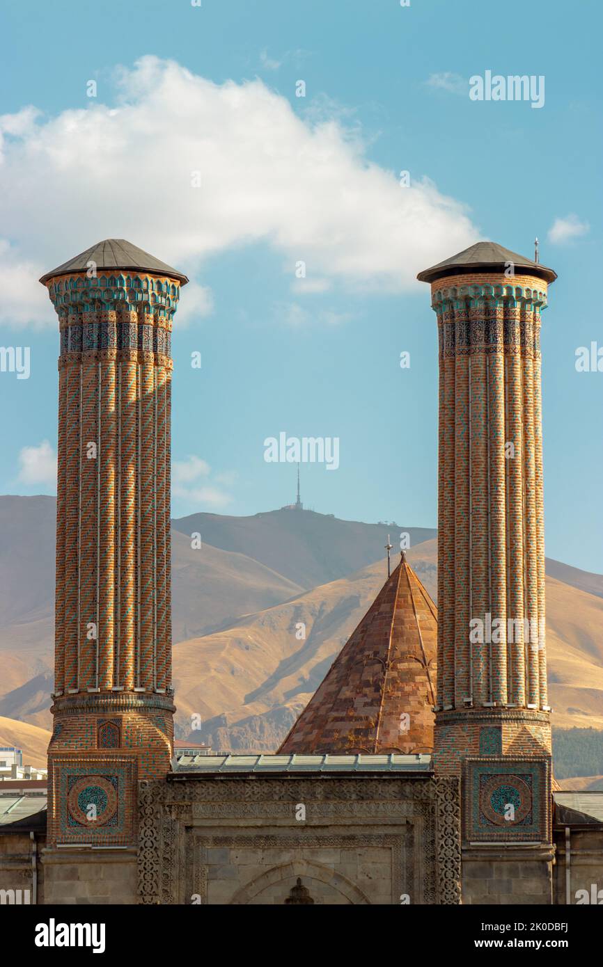 Double minaret Madrasa (turc: Çifte Minareli Megrese) . Erzurum est situé en Turquie. Le madrasa a été construit pendant la période Seljuk. C'est un de Banque D'Images