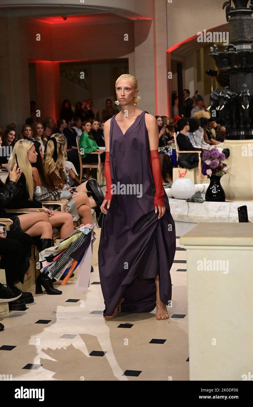 Modèle BEI der Anja Gockel Fashion Show S23 'Move on' auf der Berlin Fashion week Printemps/Eté 2023 im Hotel Adlon Kempinski. Berlin, 06.09.2022 Banque D'Images
