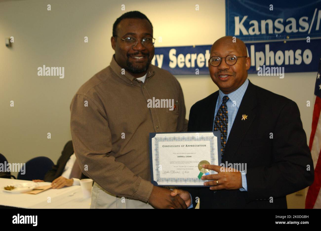 Le secrétaire adjoint Alphonso Jackson avec le personnel de HUD Kansas