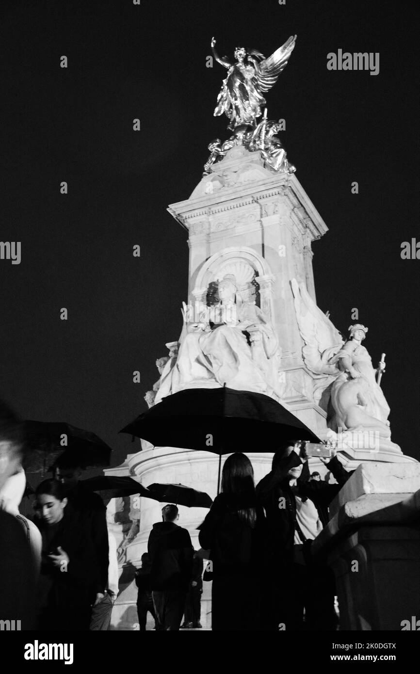 Le soir de la mort de la reine Elizabeth II, les mouneurs affluent vers le palais de Buckingham sous la pluie battante. Banque D'Images