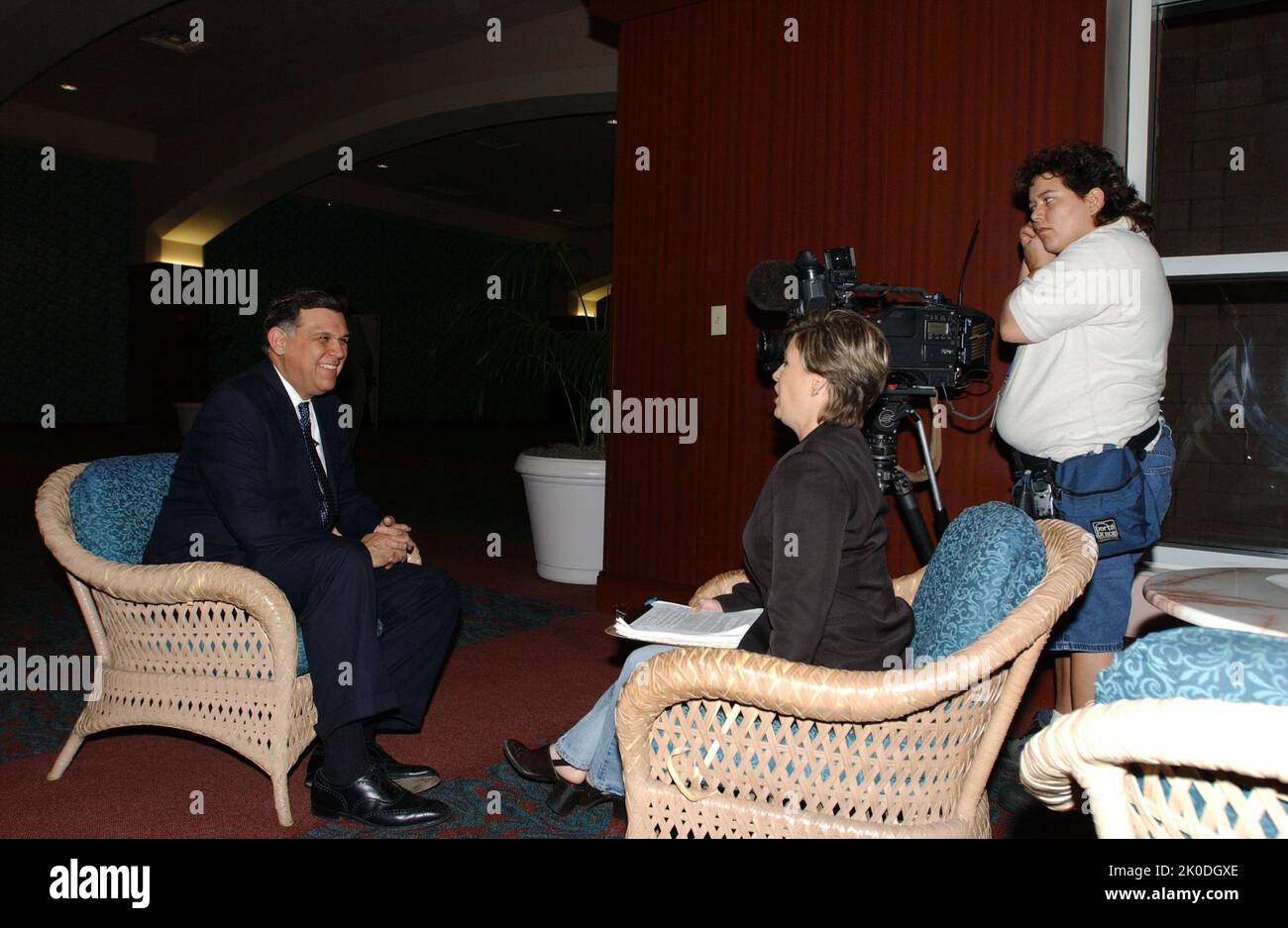 Le secrétaire Mel Martinez honorant la Maison de l'espoir, Orlando, Floride. La secrétaire Mel Martinez honorant la Maison de l'espoir, Orlando, Floride sujet, la secrétaire Mel Martinez en visite à Orlando, Floride, participant à l'événement célébrant les contributions de la Maison de l'espoir d'Orlando, un centre de services sociaux religieux sans but lucratif dédié aux adolescents troublés. Banque D'Images
