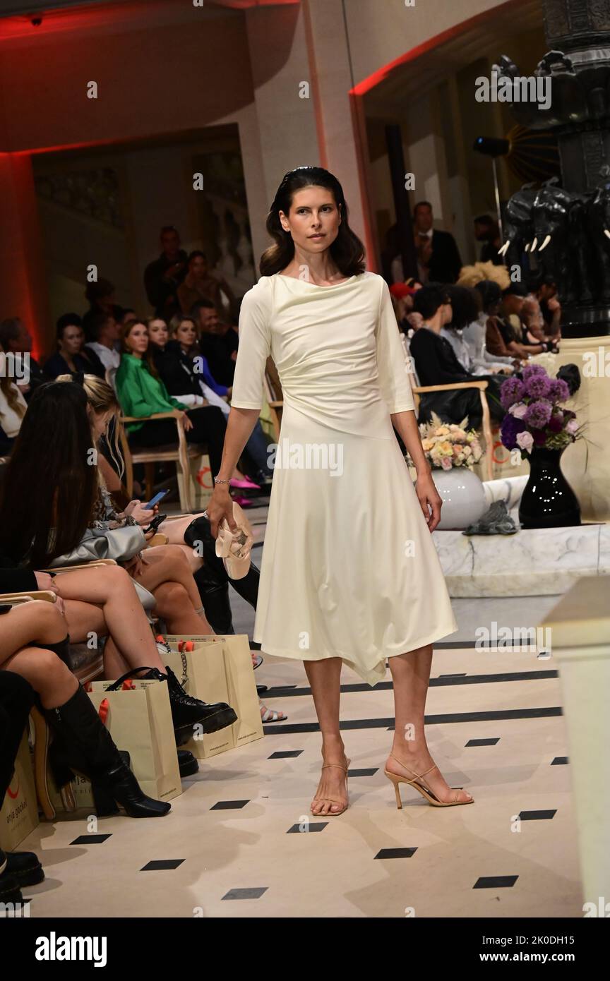 Modèle BEI der Anja Gockel Fashion Show S23 'Move on' auf der Berlin Fashion week Printemps/Eté 2023 im Hotel Adlon Kempinski. Berlin, 06.09.2022 Banque D'Images