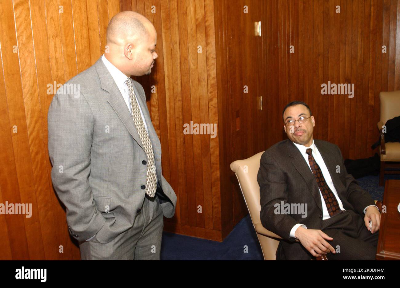 Réunion budgétaire de l'exercice 2003. Sujet de la réunion sur le budget de l'exercice 2003, Réunion sur le déploiement du budget de l'exercice 2003, avec le personnel du Congrès, le secrétaire Mel Martinez, d'autres représentants de la HUD, dont le secrétaire adjoint adjoint aux Affaires réglementaires, Mark Calabria. Banque D'Images