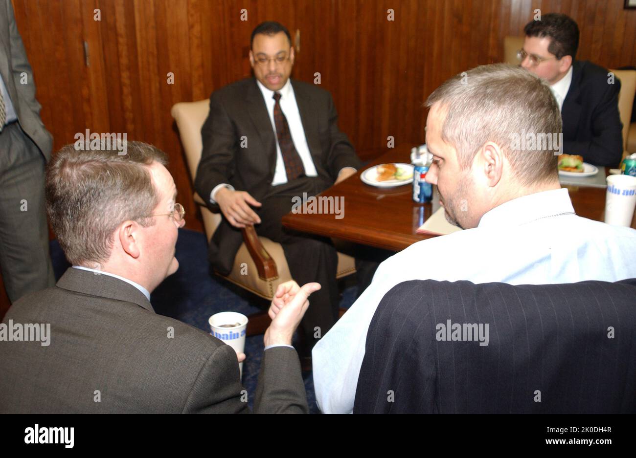 Réunion budgétaire de l'exercice 2003. Sujet de la réunion sur le budget de l'exercice 2003, Réunion sur le déploiement du budget de l'exercice 2003, avec le personnel du Congrès, le secrétaire Mel Martinez, d'autres représentants de la HUD, dont le secrétaire adjoint adjoint aux Affaires réglementaires, Mark Calabria. Banque D'Images
