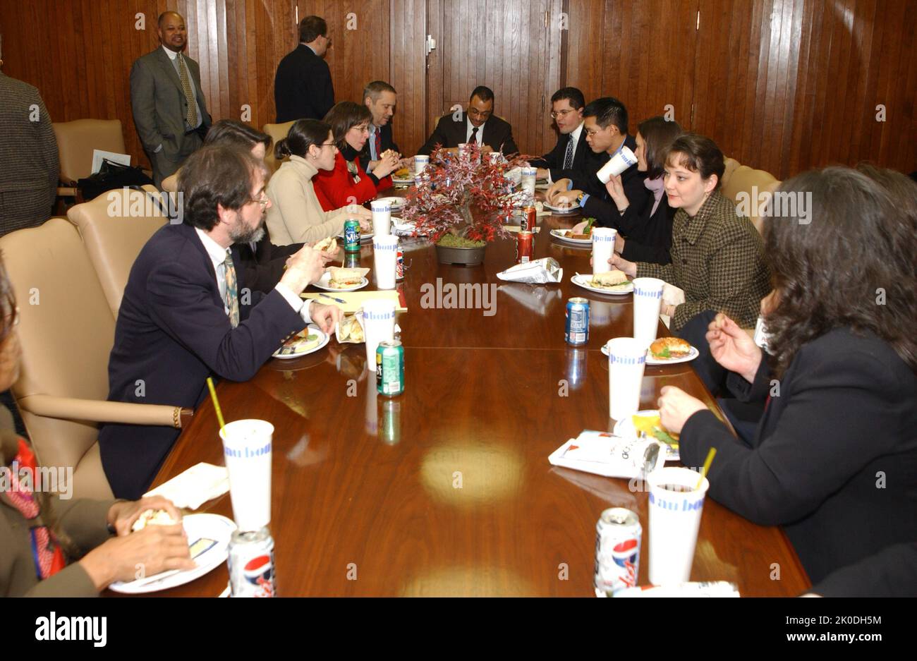 Réunion budgétaire de l'exercice 2003. Sujet de la réunion sur le budget de l'exercice 2003, Réunion sur le déploiement du budget de l'exercice 2003, avec le personnel du Congrès, le secrétaire Mel Martinez, d'autres représentants de la HUD, dont le secrétaire adjoint adjoint aux Affaires réglementaires, Mark Calabria. Banque D'Images