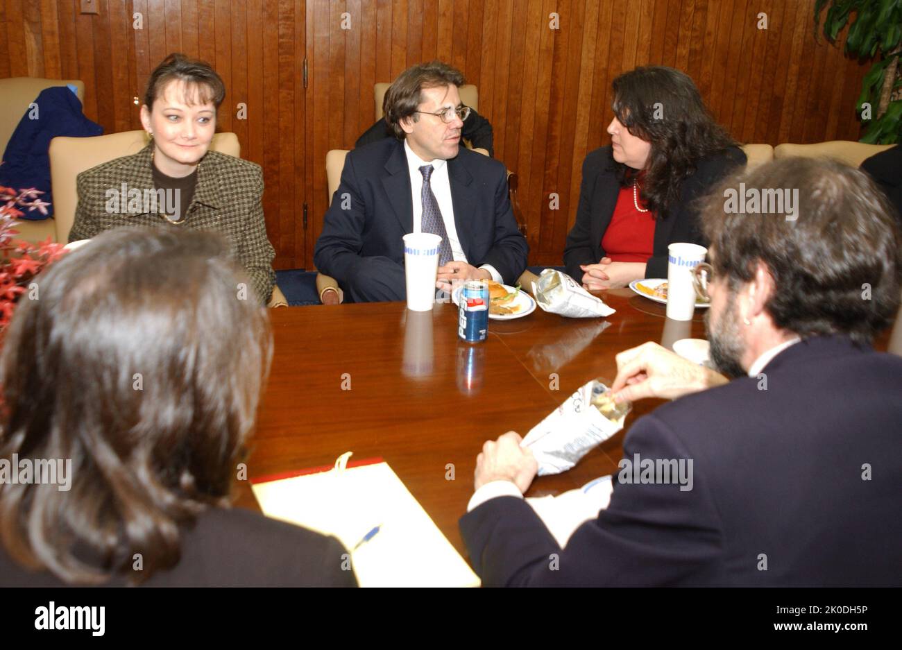 Réunion budgétaire de l'exercice 2003. Sujet de la réunion sur le budget de l'exercice 2003, Réunion sur le déploiement du budget de l'exercice 2003, avec le personnel du Congrès, le secrétaire Mel Martinez, d'autres représentants de la HUD, dont le secrétaire adjoint adjoint aux Affaires réglementaires, Mark Calabria. Banque D'Images
