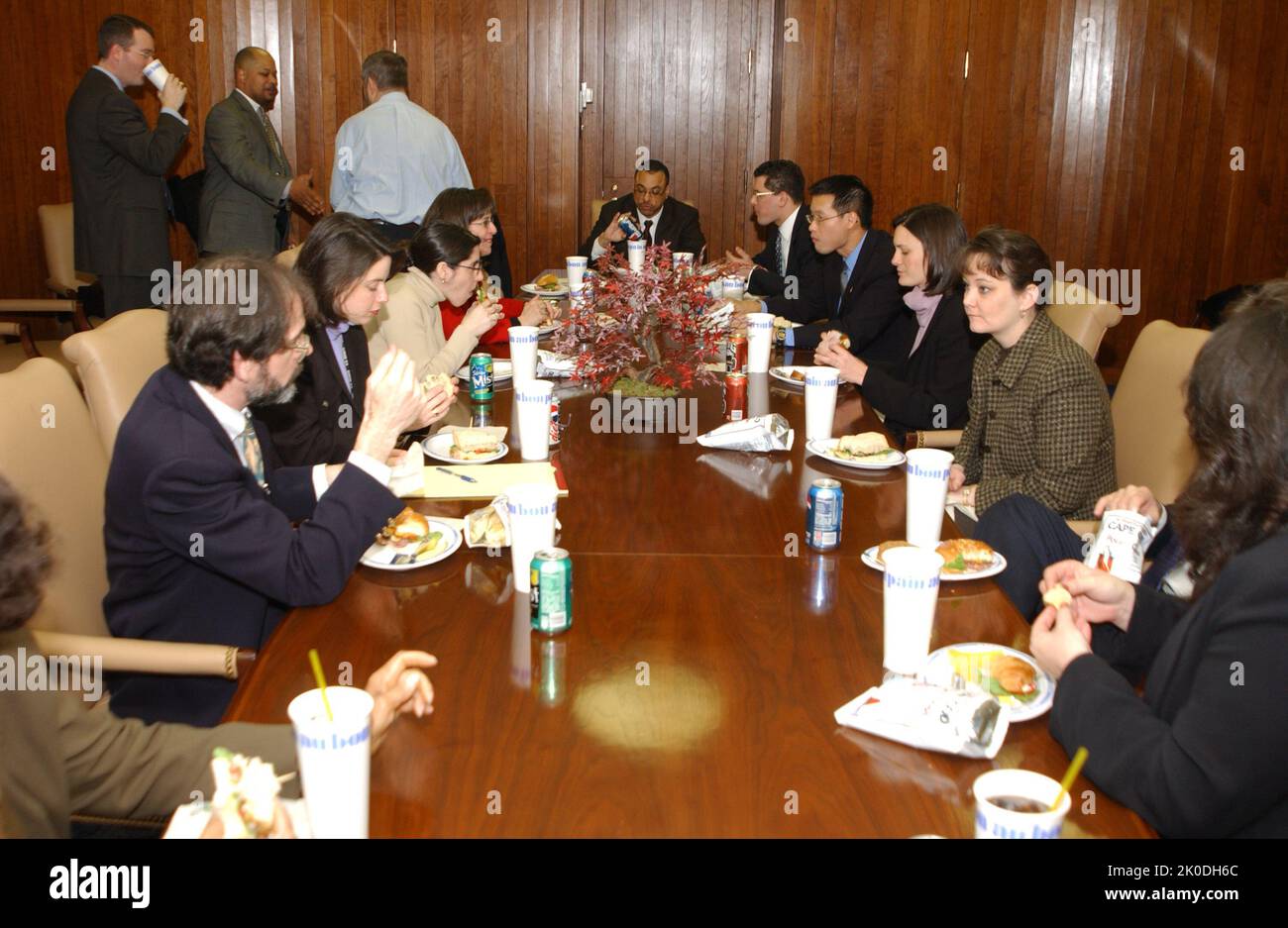 Réunion budgétaire de l'exercice 2003. Sujet de la réunion sur le budget de l'exercice 2003, Réunion sur le déploiement du budget de l'exercice 2003, avec le personnel du Congrès, le secrétaire Mel Martinez, d'autres représentants de la HUD, dont le secrétaire adjoint adjoint aux Affaires réglementaires, Mark Calabria. Banque D'Images