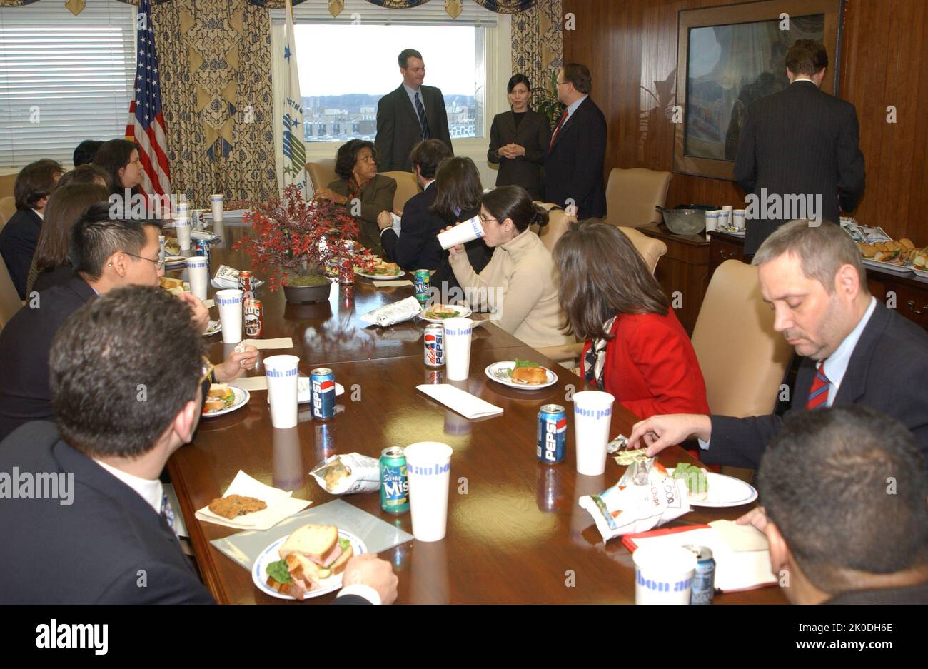 Réunion budgétaire de l'exercice 2003. Sujet de la réunion sur le budget de l'exercice 2003, Réunion sur le déploiement du budget de l'exercice 2003, avec le personnel du Congrès, le secrétaire Mel Martinez, d'autres représentants de la HUD, dont le secrétaire adjoint adjoint aux Affaires réglementaires, Mark Calabria. Banque D'Images