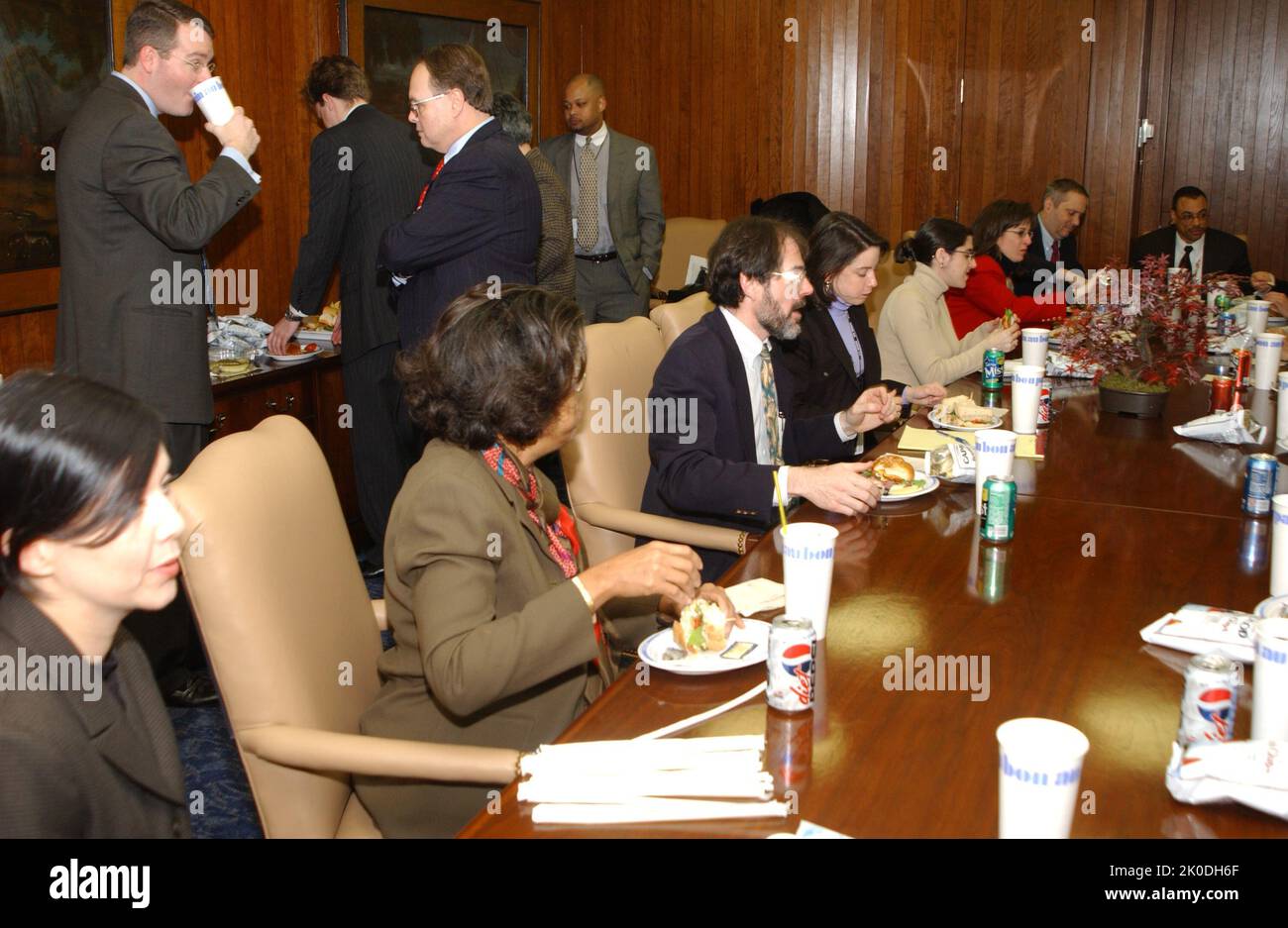 Réunion budgétaire de l'exercice 2003. Sujet de la réunion sur le budget de l'exercice 2003, Réunion sur le déploiement du budget de l'exercice 2003, avec le personnel du Congrès, le secrétaire Mel Martinez, d'autres représentants de la HUD, dont le secrétaire adjoint adjoint aux Affaires réglementaires, Mark Calabria. Banque D'Images