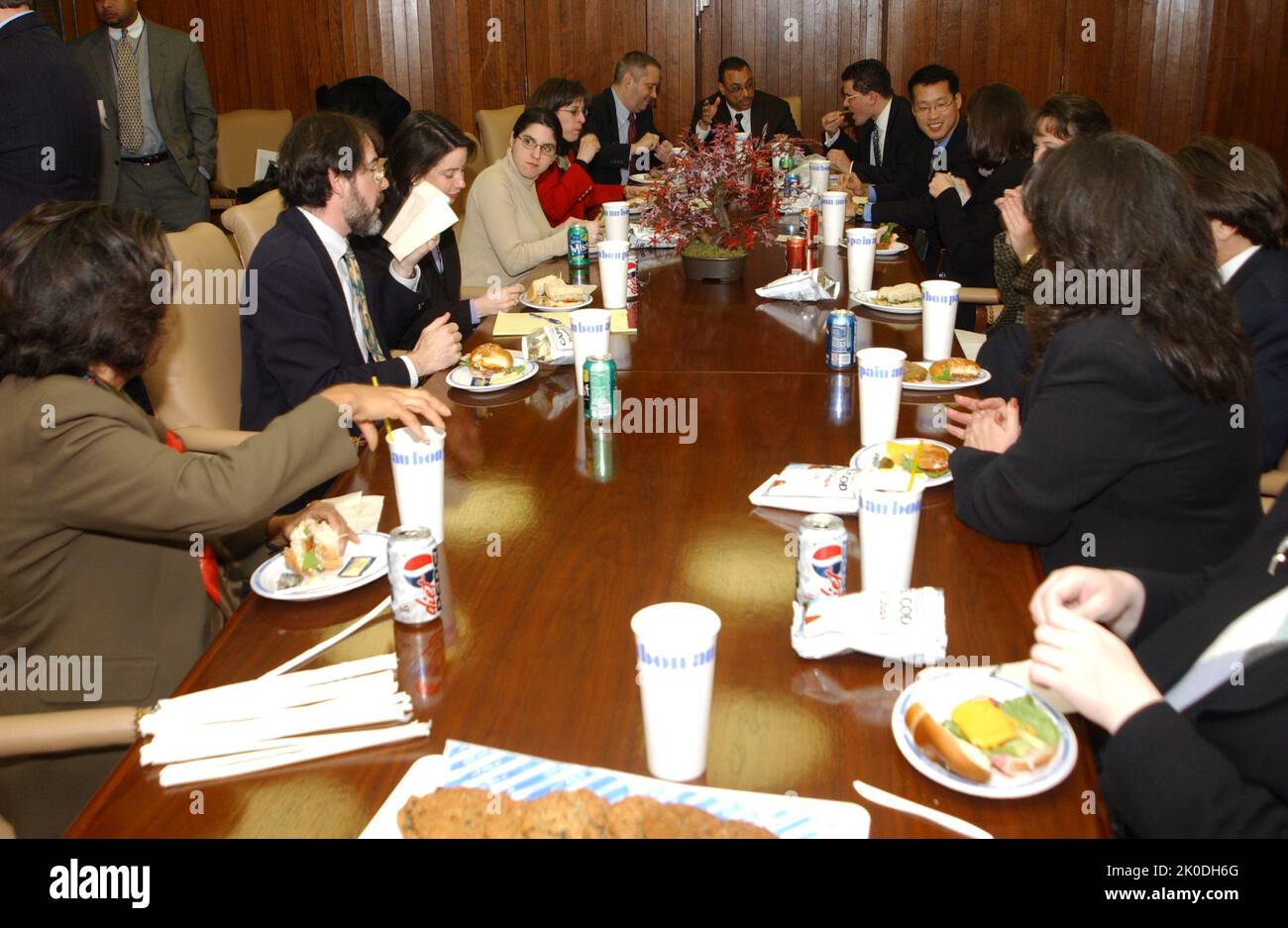 Réunion budgétaire de l'exercice 2003. Sujet de la réunion sur le budget de l'exercice 2003, Réunion sur le déploiement du budget de l'exercice 2003, avec le personnel du Congrès, le secrétaire Mel Martinez, d'autres représentants de la HUD, dont le secrétaire adjoint adjoint aux Affaires réglementaires, Mark Calabria. Banque D'Images