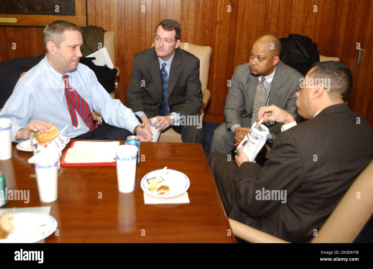 Réunion budgétaire de l'exercice 2003. Sujet de la réunion sur le budget de l'exercice 2003, Réunion sur le déploiement du budget de l'exercice 2003, avec le personnel du Congrès, le secrétaire Mel Martinez, d'autres représentants de la HUD, dont le secrétaire adjoint adjoint aux Affaires réglementaires, Mark Calabria. Banque D'Images