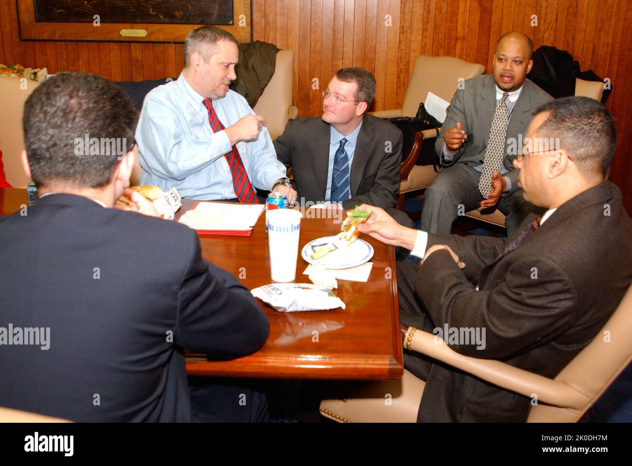Réunion budgétaire de l'exercice 2003. Sujet de la réunion sur le budget de l'exercice 2003, Réunion sur le déploiement du budget de l'exercice 2003, avec le personnel du Congrès, le secrétaire Mel Martinez, d'autres représentants de la HUD, dont le secrétaire adjoint adjoint aux Affaires réglementaires, Mark Calabria. Banque D'Images