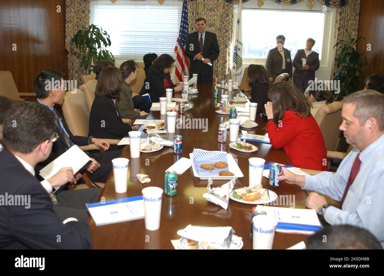 Réunion budgétaire de l'exercice 2003. Sujet de la réunion sur le budget de l'exercice 2003, Réunion sur le déploiement du budget de l'exercice 2003, avec le personnel du Congrès, le secrétaire Mel Martinez, d'autres représentants de la HUD, dont le secrétaire adjoint adjoint aux Affaires réglementaires, Mark Calabria. Banque D'Images