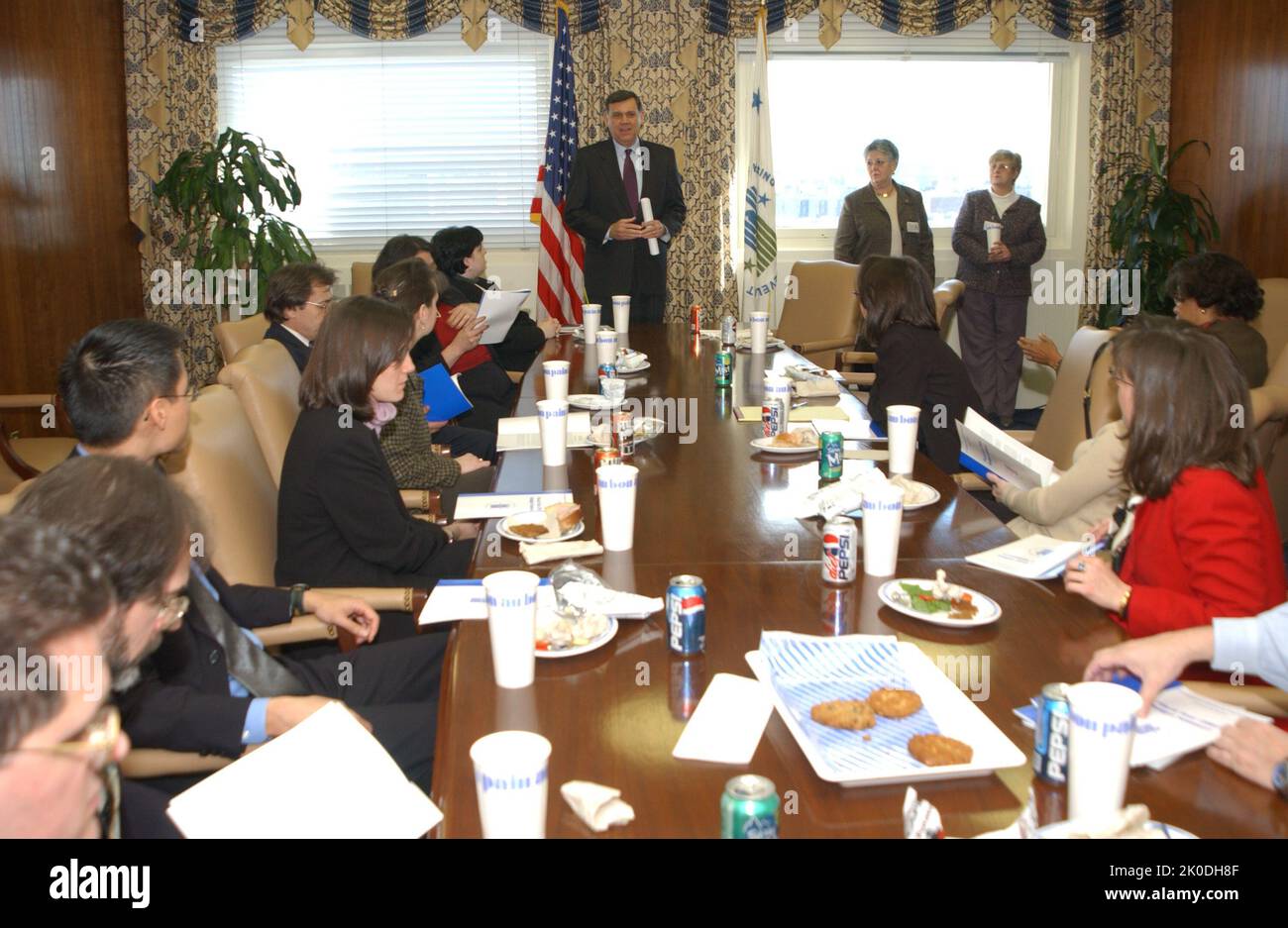 Réunion budgétaire de l'exercice 2003. Sujet de la réunion sur le budget de l'exercice 2003, Réunion sur le déploiement du budget de l'exercice 2003, avec le personnel du Congrès, le secrétaire Mel Martinez, d'autres représentants de la HUD, dont le secrétaire adjoint adjoint aux Affaires réglementaires, Mark Calabria. Banque D'Images
