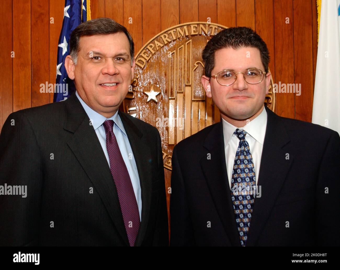 Réunion budgétaire de l'exercice 2003. Sujet de la réunion sur le budget de l'exercice 2003, Réunion sur le déploiement du budget de l'exercice 2003, avec le personnel du Congrès, le secrétaire Mel Martinez, d'autres représentants de la HUD, dont le secrétaire adjoint adjoint aux Affaires réglementaires, Mark Calabria. Banque D'Images